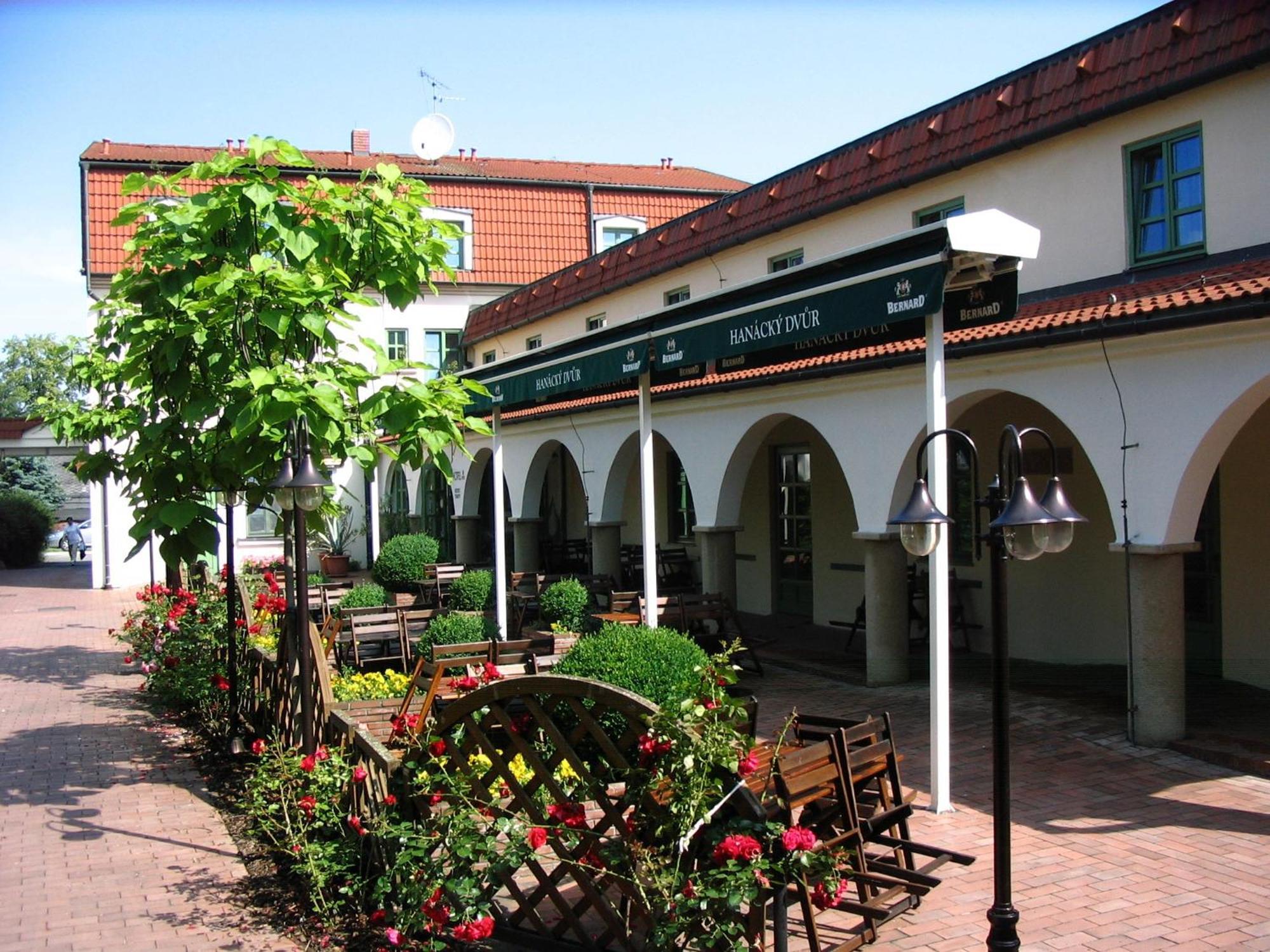 Hanacky Dvur Olomouc Buitenkant foto